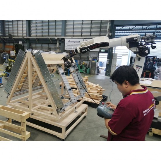 บริษัทผลิตหุ่นยนต์ โรบอท แขนกลในไทย - วัฒนา แมชชีนเทค - หุ่นยนต์ผลิตพาเลทไม้ อัตโนมัติ